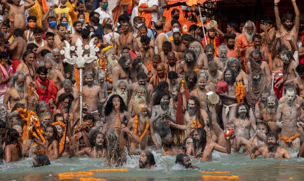Religiniai susibūrimai prie Gangos upės Indijoje