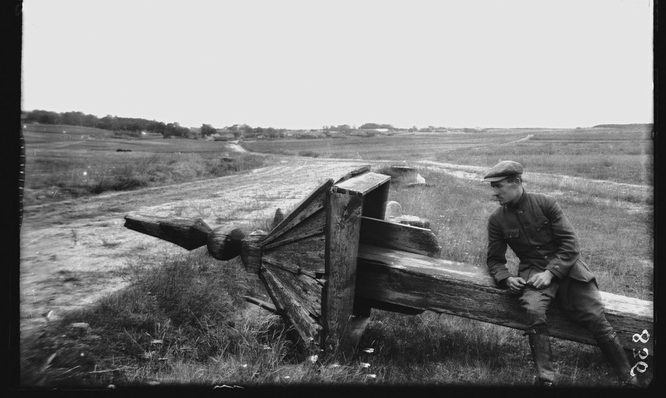 Nuvirtęs stogastulpis prie Utenos-Kuktiškių vieškelio Kuktiškių miestelio laukuose, 1925 m. 