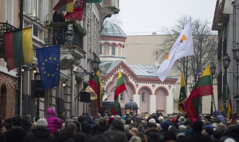 Vasario 16-osios minėjimas prie Signatarų namų.