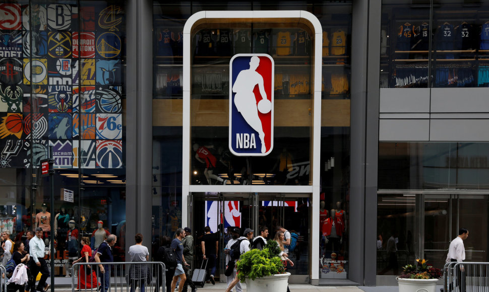 NBA logotipas ant parduotuvės Niujorke