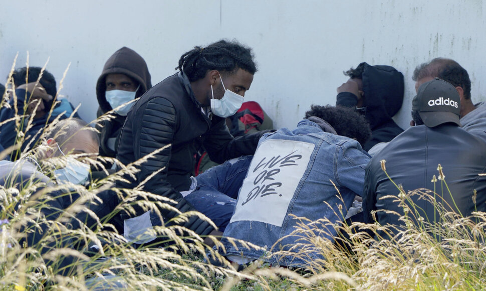 Lamanšo sąsiaurį per vieną dieną kirto rekordiškai daug migrantų – 430