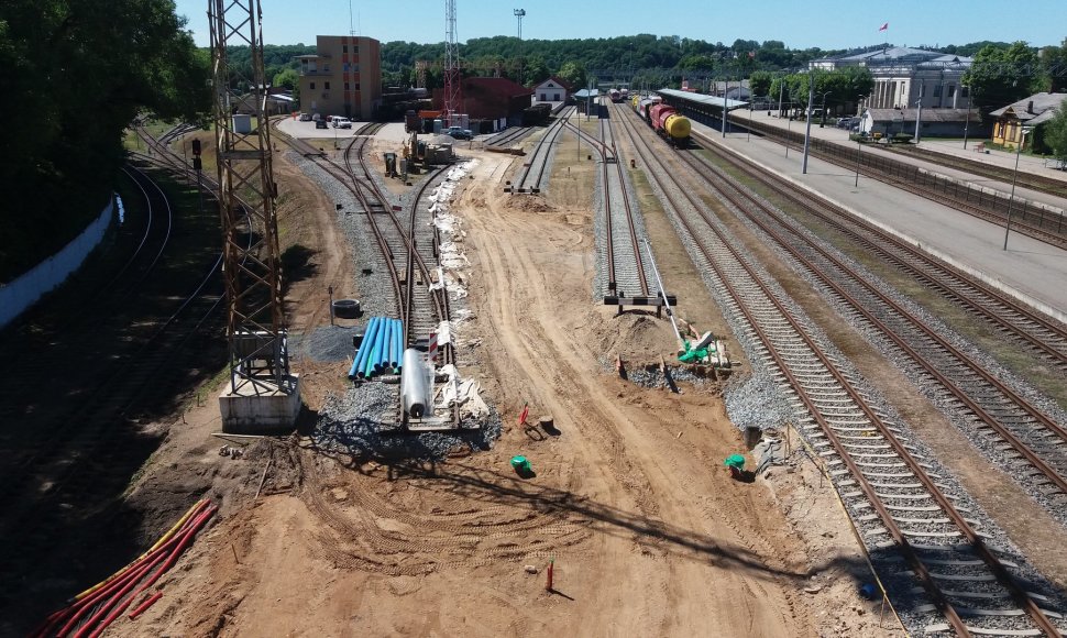 COVID-19 įvedė pokyčių, bet nesustabdė „Rail Baltica“ darbų Kaune