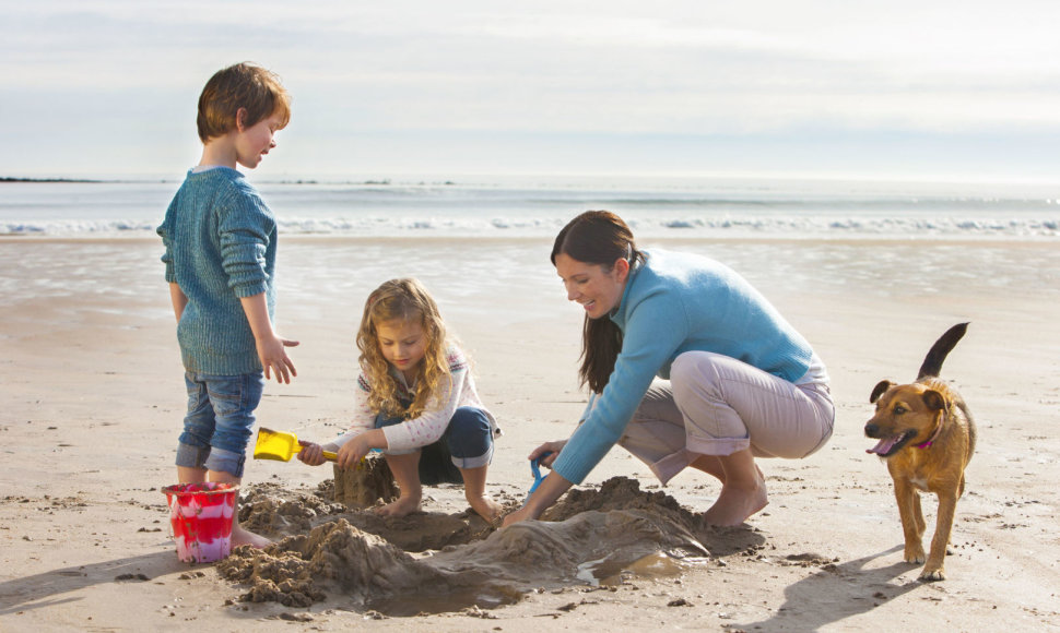 Šeima su augintiniu paplūdimyje