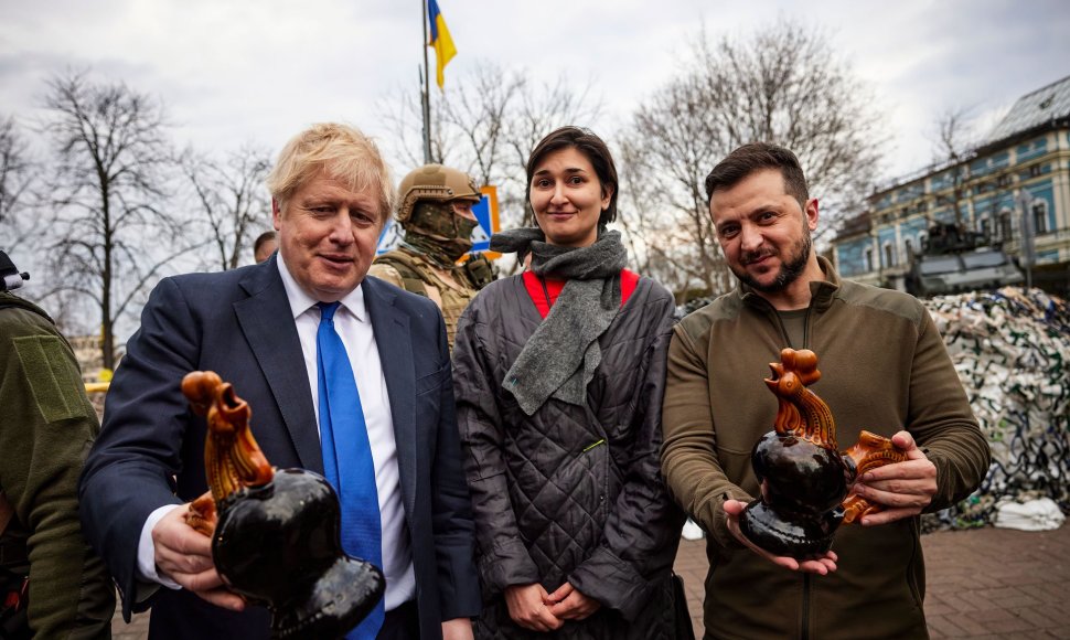 Borisas Johnsonas, Volodymyras Zelenskis ir praeivė su dovanomis