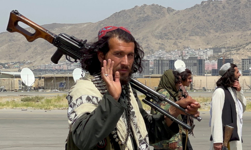 Talibai patruliuoja Kabulo oro uoste.