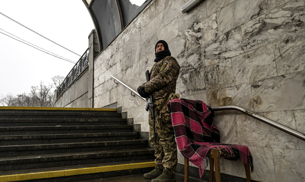 Ukrainiečių karys saugo Kijevo metro