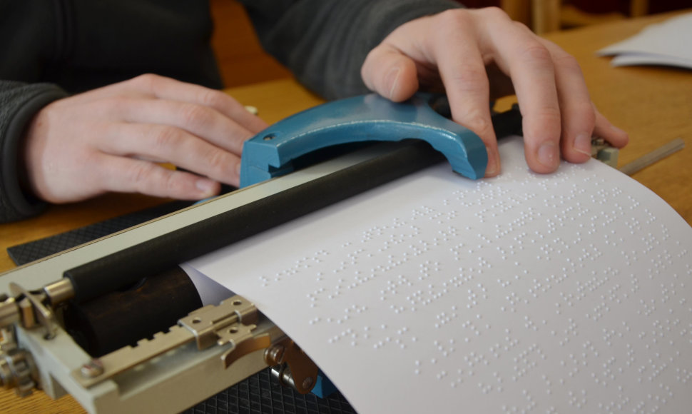 Rašymas Brailio mašinėle