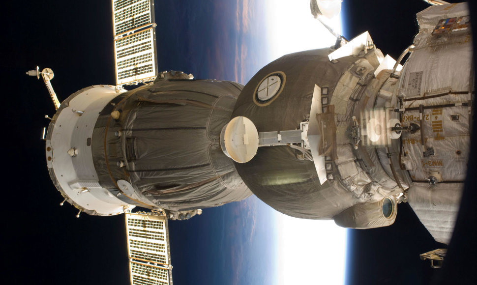 Erdvėlaivis „Sojuz“ atsiskyrė nuo TKS, trys žmonės grįžta į Žemę