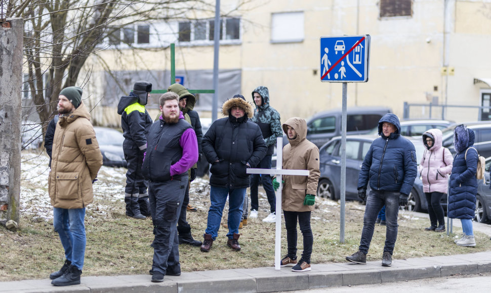 Prieš pieno supirkimo kainas sukilę ūkininkai prie didžiųjų prekybos centrų stato kryžius