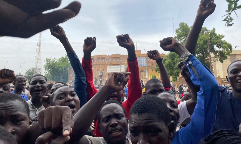 Nigerio gynybos ir saugumo pajėgas palaikanti protestuotojų minia