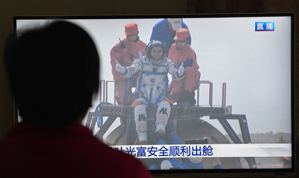 Trys kinų astronautai po 6 mėnesių kosmose sugrįžo į Žemę