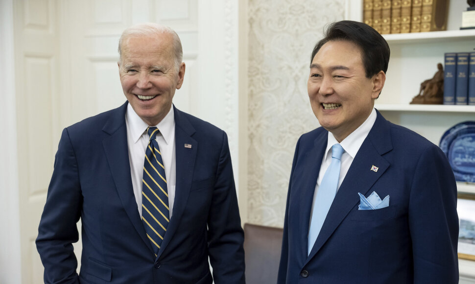 JAV lyderis Joe Bidenas ir Pietų Korėjos prezidentas Yoon Suk-yeolas