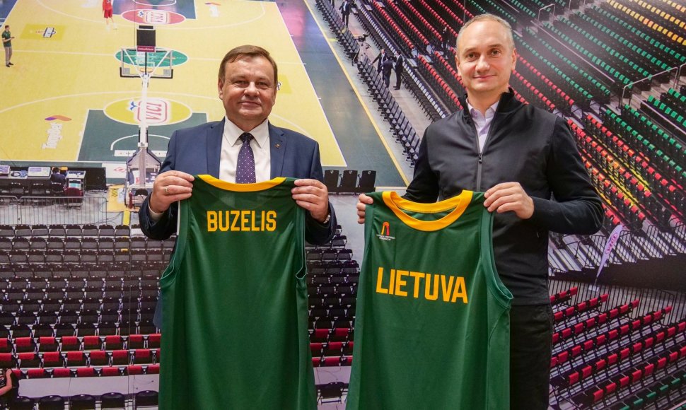 M.Buzeliui jau pagaminti Lietuvos rinktinės marškinėliai.