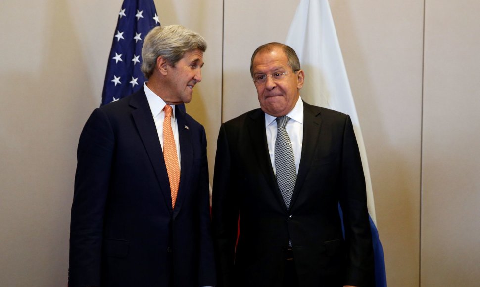 Johnas Kerry (kairėje) ir Sergejus Lavrovas Ženevoje