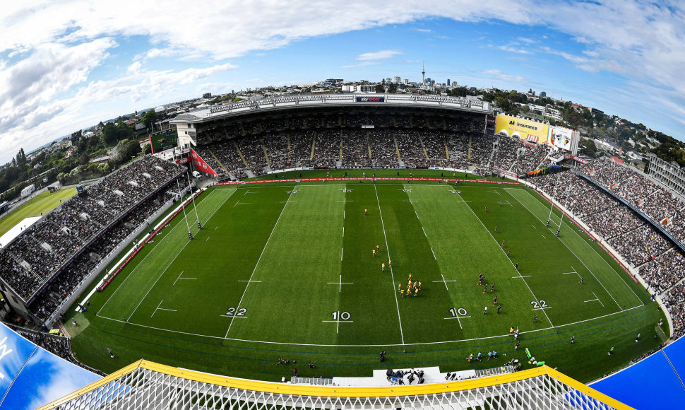 Oklande per Naujosios Zelandijos ir Australijos regbio rungtynes į „Eden Park“ stadioną susirinko 46 tūkst. sirgalių.