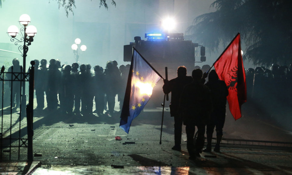 Albanijos sostinėje per protestą prieš premjerą prasiveržė susirėmimų su policija