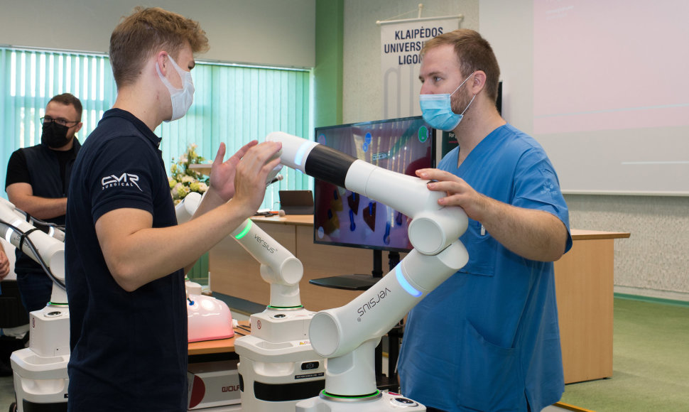 Klaipėdos universitetinė ligoninė išbandė jau antrą robotinę chirurginę sistemą.