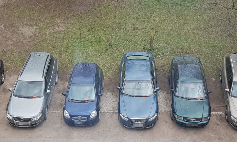 Automobiliai Kalvarijų g. daugiabučio kieme Vilniuje