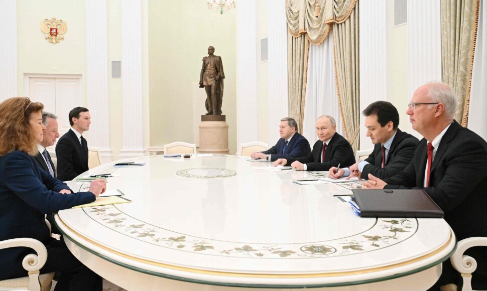 Vladimiras Putinas pradėjo derybas dėl Ukrainos su Steve'u Witkoffu ir Jaredu Kushneriu