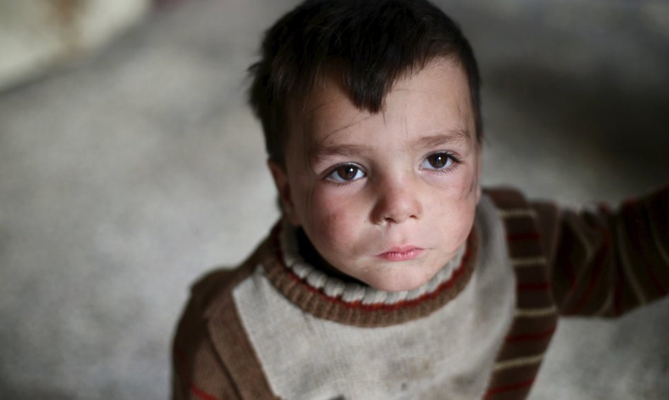 Išmaldos prašančios šeimos Dūmos mieste Sirijoje gyvenimas