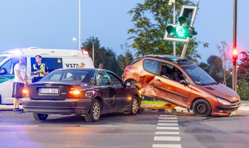 Dariaus ir Girėno gatvėje susidūrė du automobiliai