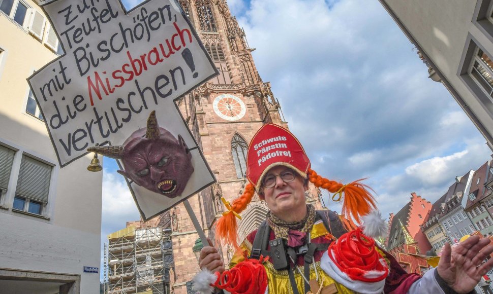 Protestuotojas prie Freiburgo arkivyskupijos