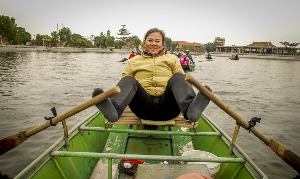 Tradicinės plokščiadugnės valtys Vietnamo šiaurėje vadinamos sampanais.