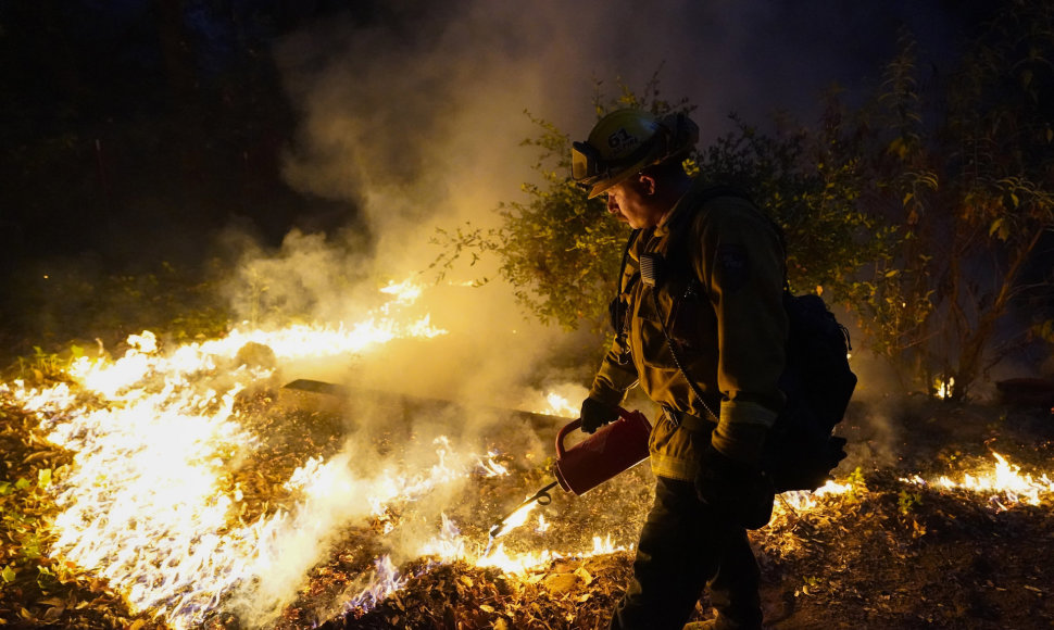 Kalifornijoje toliau plintant gaisrams evakuojami dešimtys tūkstančių gyventojų