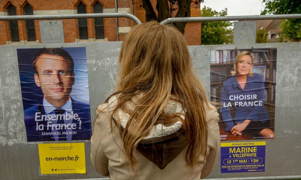 Emmanuelio Macrono ir Marine Le Pen rinkiminiai plakatai