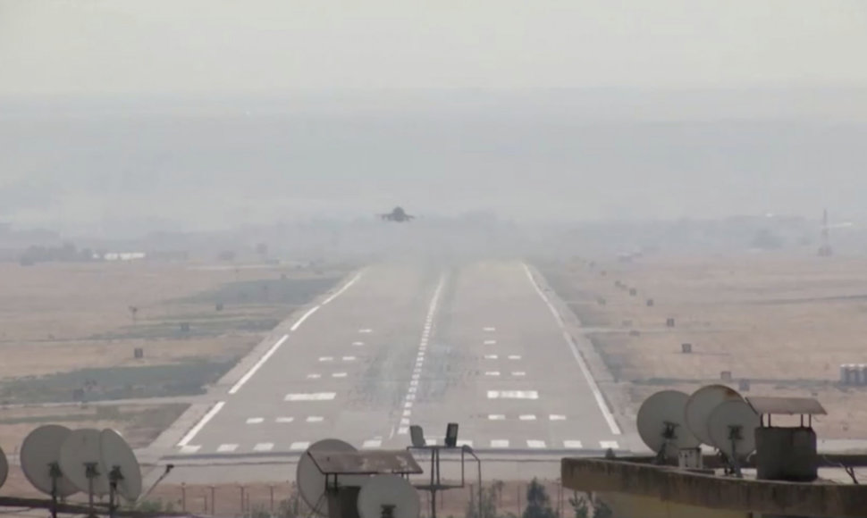 Turkijos lėktuvas kyla iš karinės bazės šalies pietryčiuose