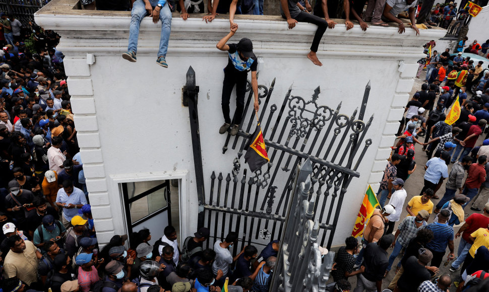 Šri Lankos protestuotojai atsisako trauktis iš prezidento rezidencijos