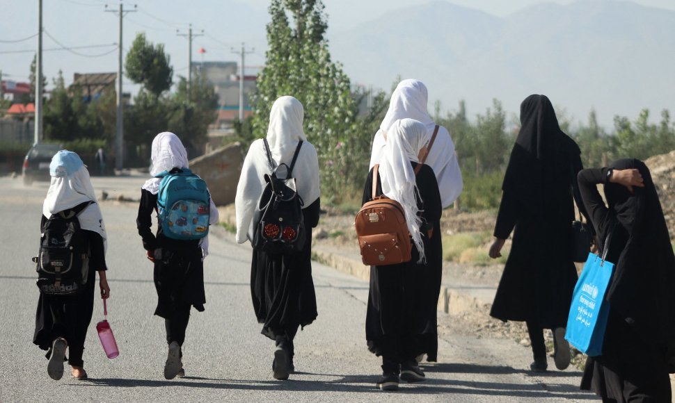 Į mokyklą einančios mergaitės Afganistane
