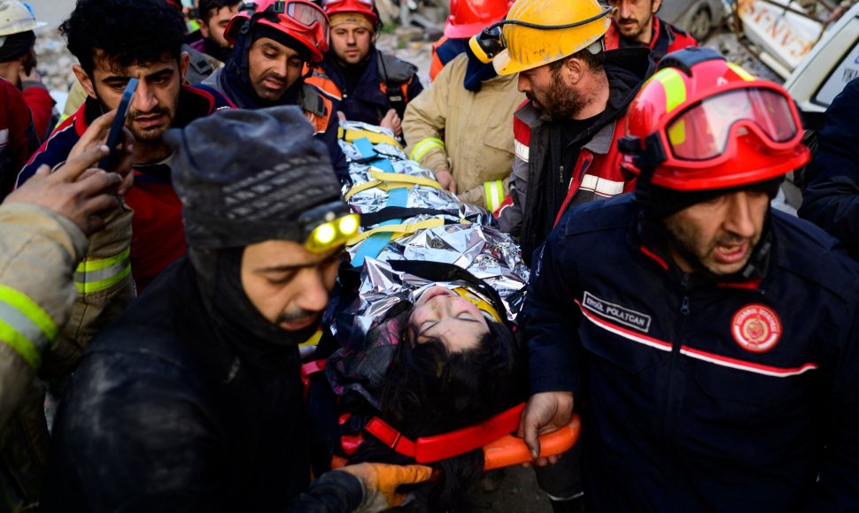 Turkijoje iš griuvėsių ištraukta dvylikametė mergaitė.