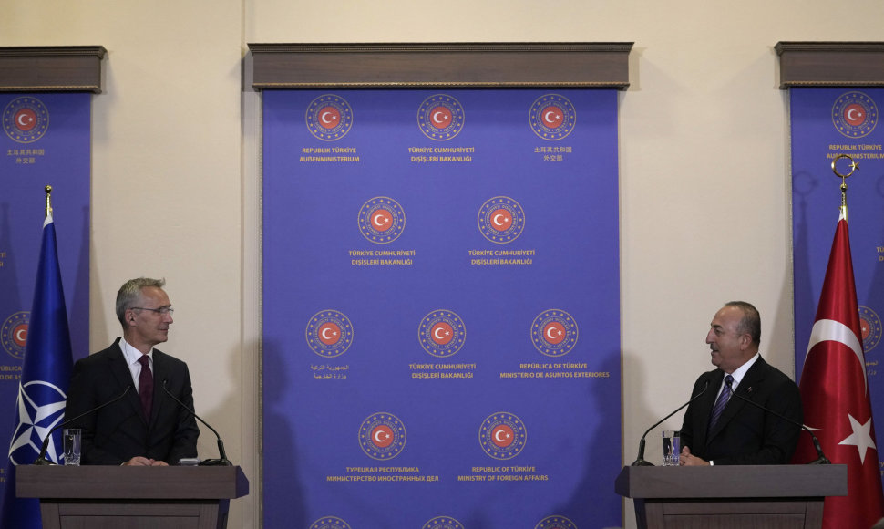 NATO vadovas Jensas Stoltenbergas ir Turkijos užsienio reikalų ministras Mevlutas Cavusoglu