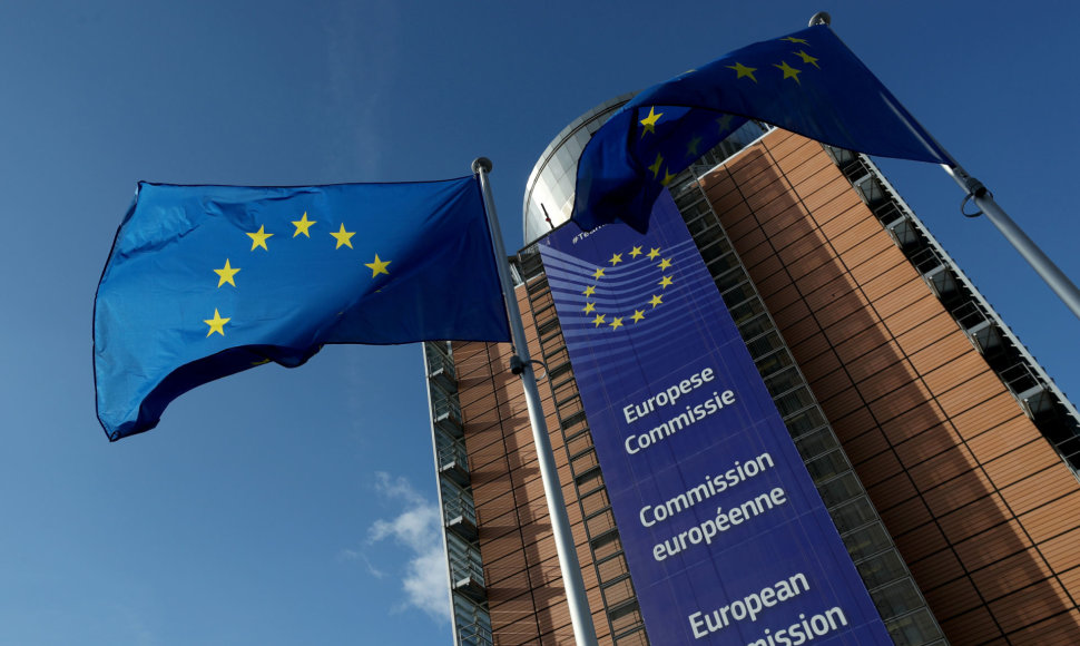 ES vėliavos prie Europos Komisijos būstinės