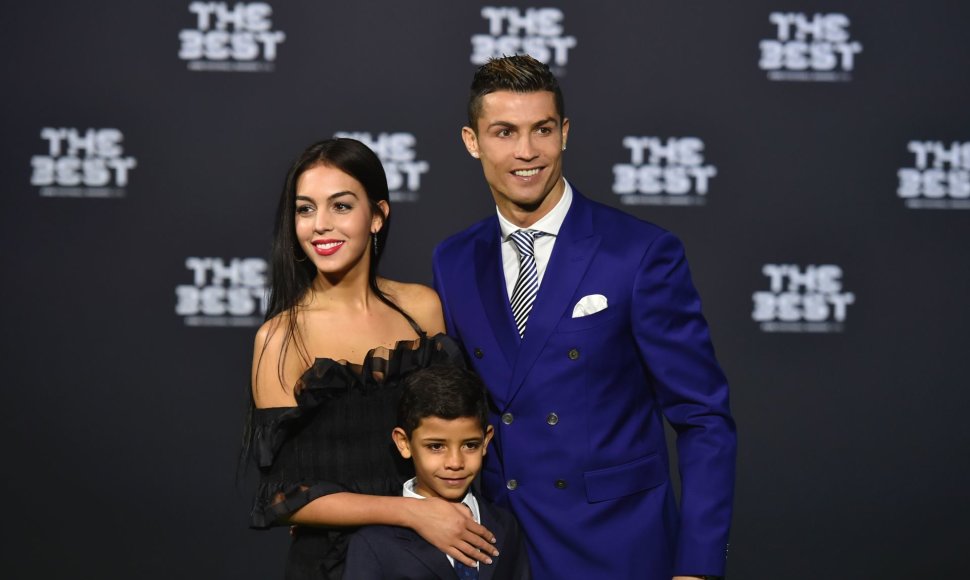Cristiano Ronaldo su partnere Georgina Rodriguez ir sūnumi