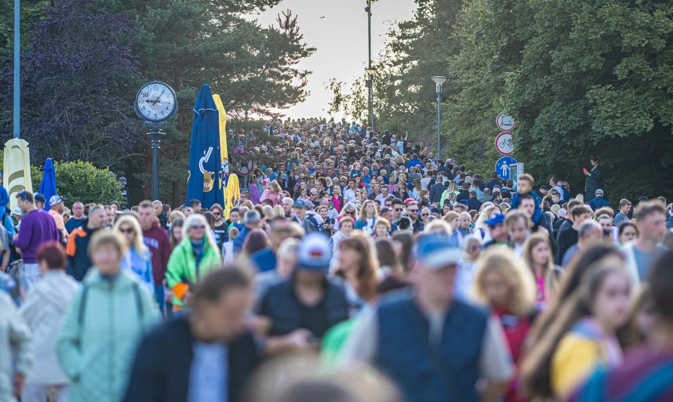 Poilsiautojų minia J.Basanavičiaus g. Palangoje