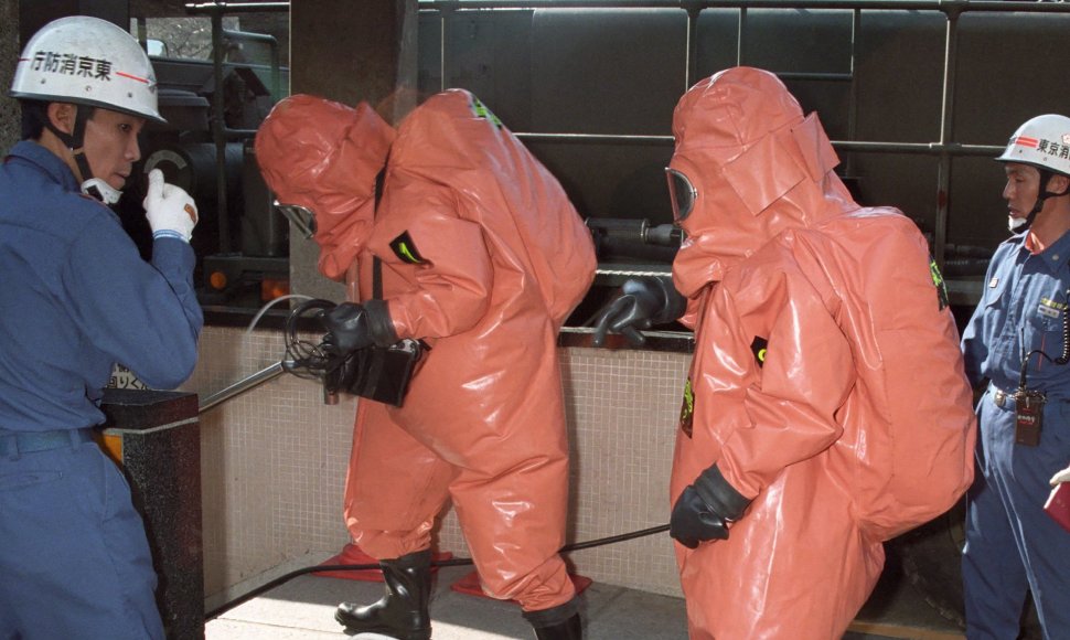 pareigūnai Tokijo metro po cheminio ginklo panaudojimo
