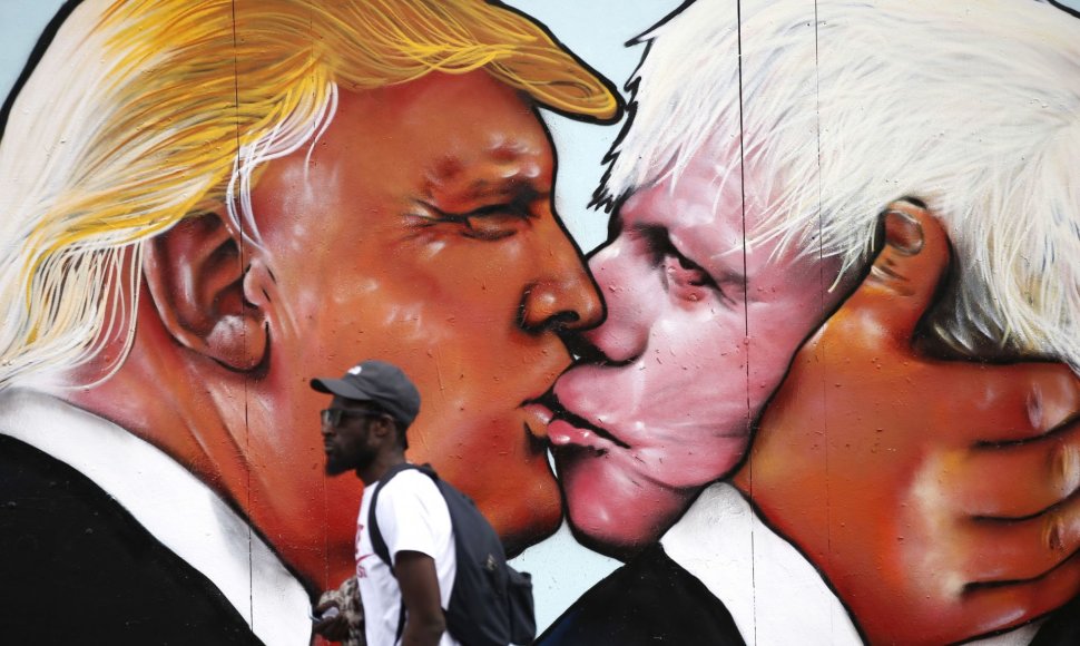 Donaldo Trumpo ir Boriso Johnsono bučinio piešinys Bristolyje