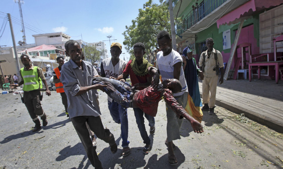 Mogadišu prie viešbučio buvo susprogdintas automobilis