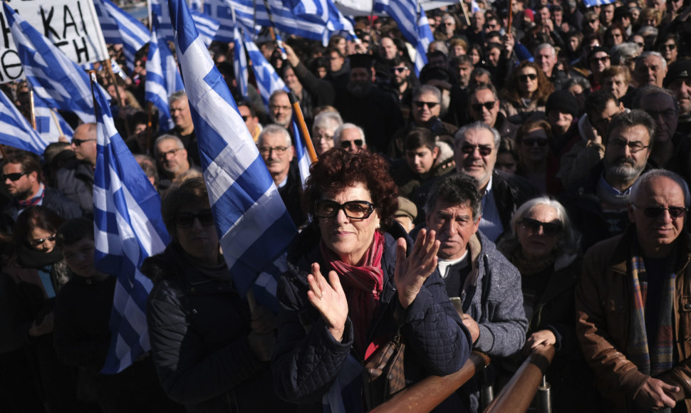 Graikijos salose tūkstančiai gyventojų protestuoja prieš migrantų stovyklas