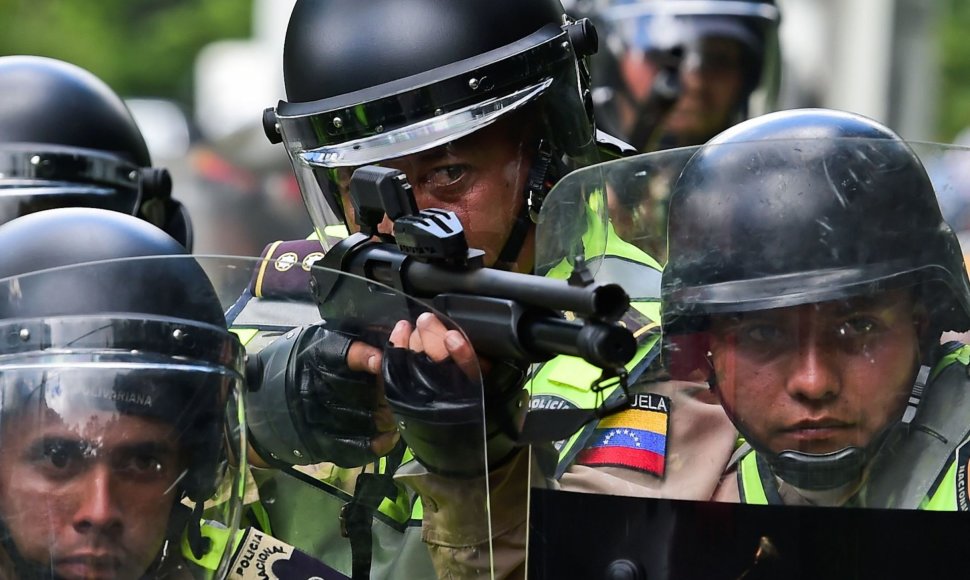 Venesuelos policija prieš demonstrantus panaudojo ašarines dujas