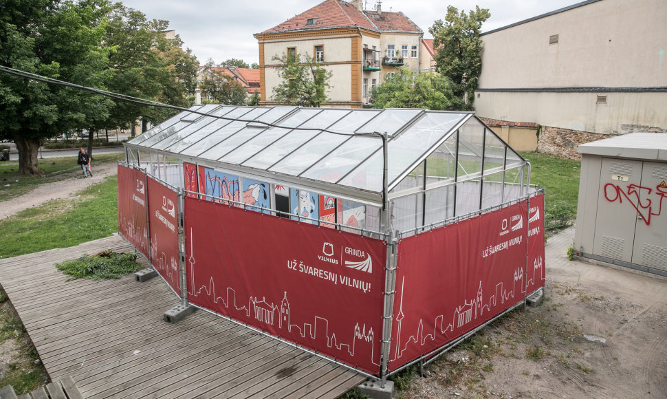 Nelegalus „šiltnamis“ Vilniaus Bazilijonų skvere