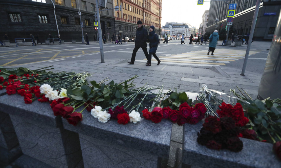 Gėlės šaudynių prie FSB būstinės Maskvoje vietoje