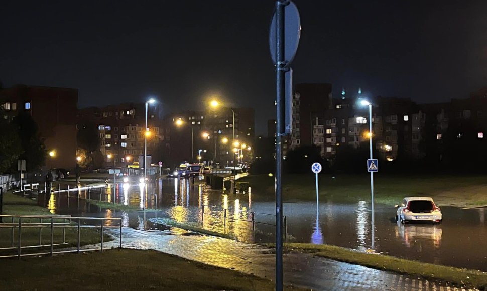 Šįkart nuo stiprios liūties labiausiai kentėjo pietinė Klaipėdos dalis.