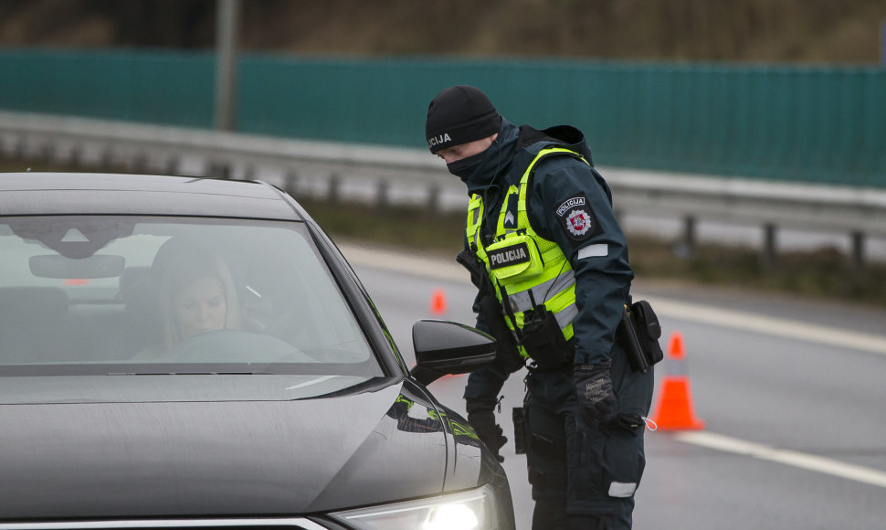 Policijos patikros postas prie įvažiavimo į Vilnių