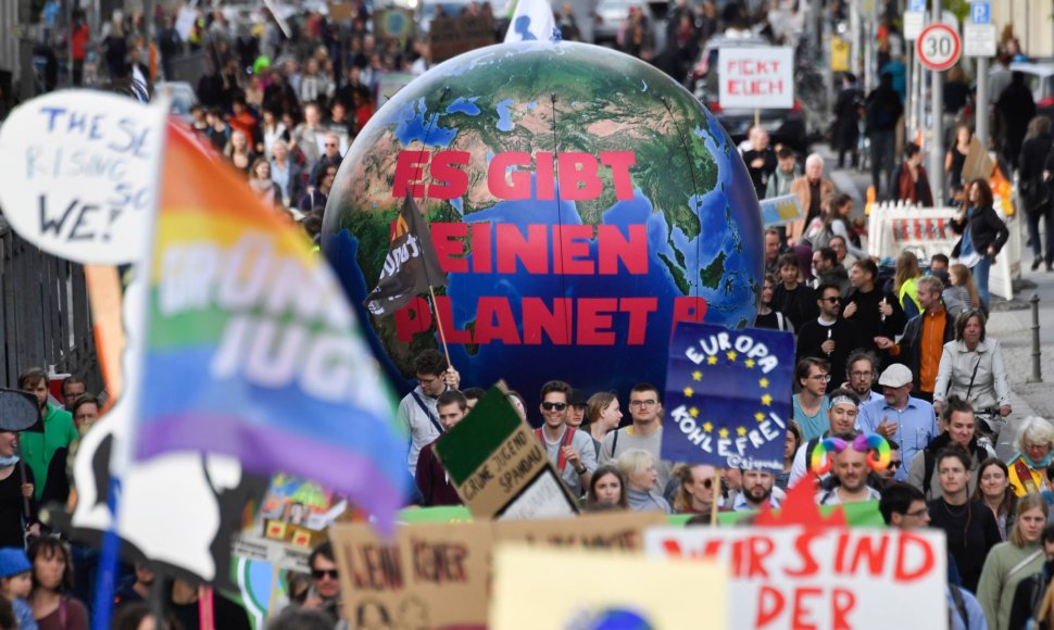 Protestuotojų dėl klimato kaitos problemų minia