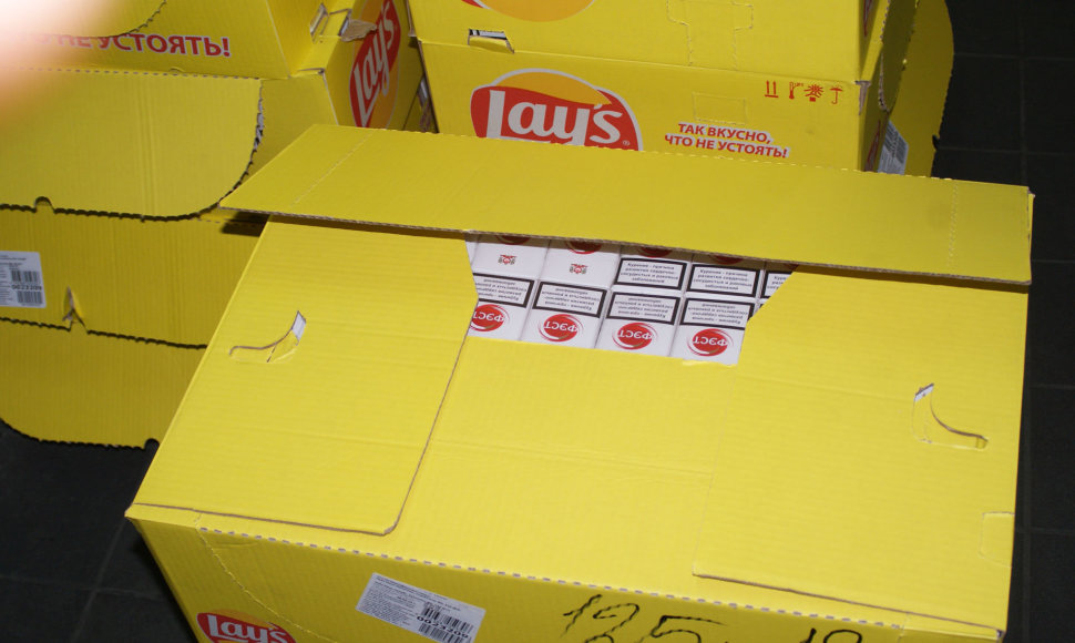 Bulvių traškučių dėžėse slėptos cigaretės