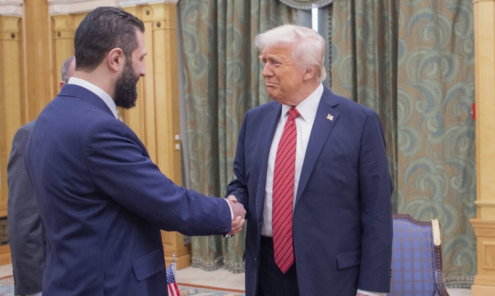 Donaldas Trumpas ir Ahmedas al Sharaa / Saudi Royal Palace / AP
