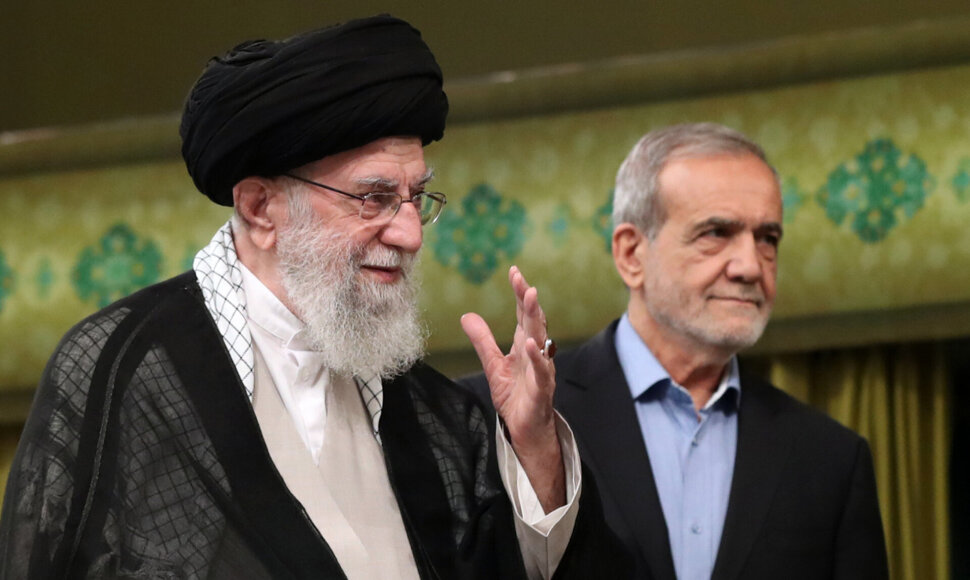 A. Khamenei ir M. Pezeshkianas / Iranian Supreme Leader'S Office / ZUMAPRESS.com